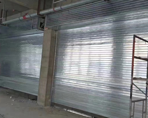 學(xué)府智能停車樓防火門，防火卷簾，快速門，擋煙垂壁施工現(xiàn)場